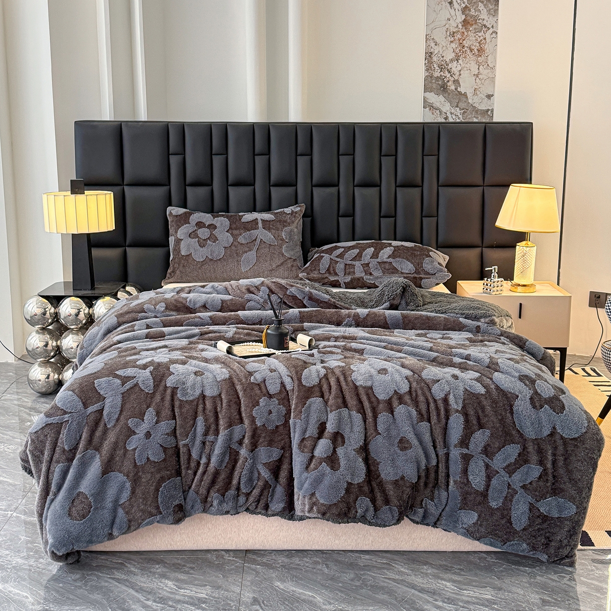91家纺网 家纺一手货源 找家纺 枋梢家纺 2025新款亮丝兔毛绒兔毛提花暖居花漾羊羔绒 双层加厚保暖盖毯 居家午睡保暖毯 花漾-深灰