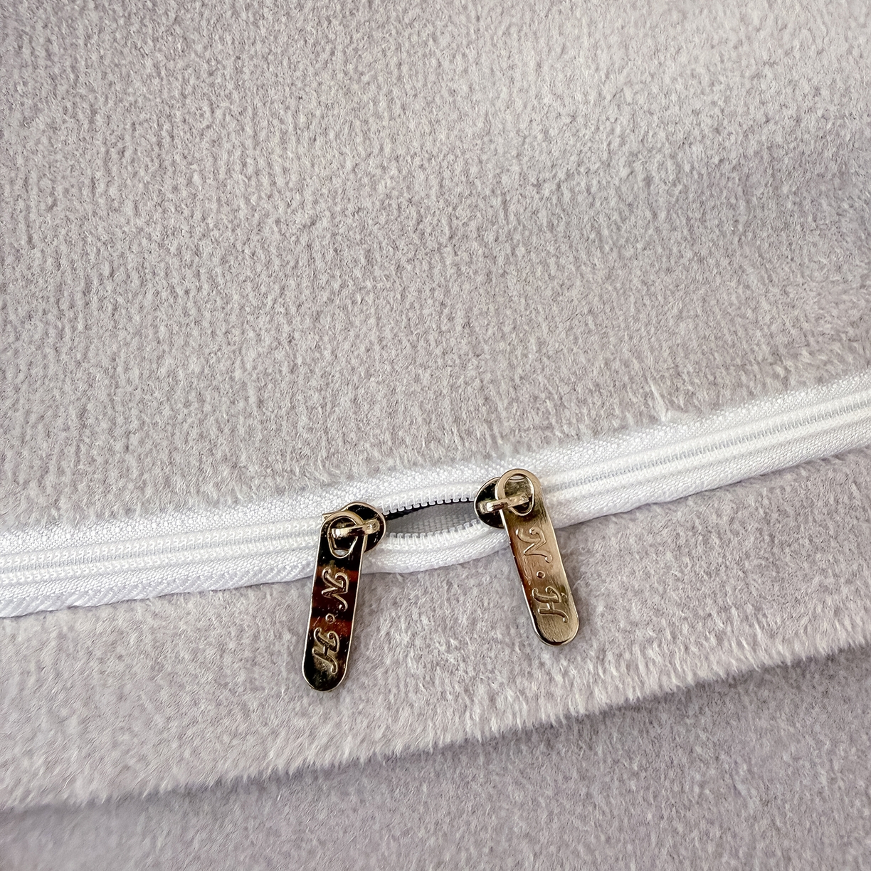 91家纺网 家纺一手货源 找家纺 懒猫家纺 2025新款A类贝壳绣纯色海獭绒四件套 柔雾灰