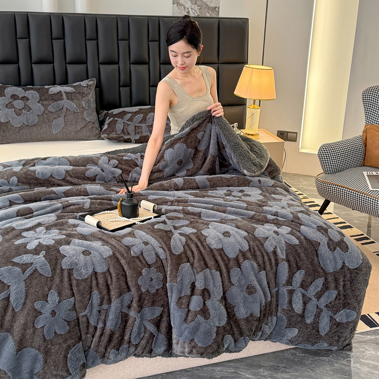 91家纺网 家纺一手货源 找家纺 枋梢家纺 2025新款亮丝兔毛绒兔毛提花暖居花漾羊羔绒 双层加厚保暖盖毯 居家午睡保暖毯 花漾-深灰