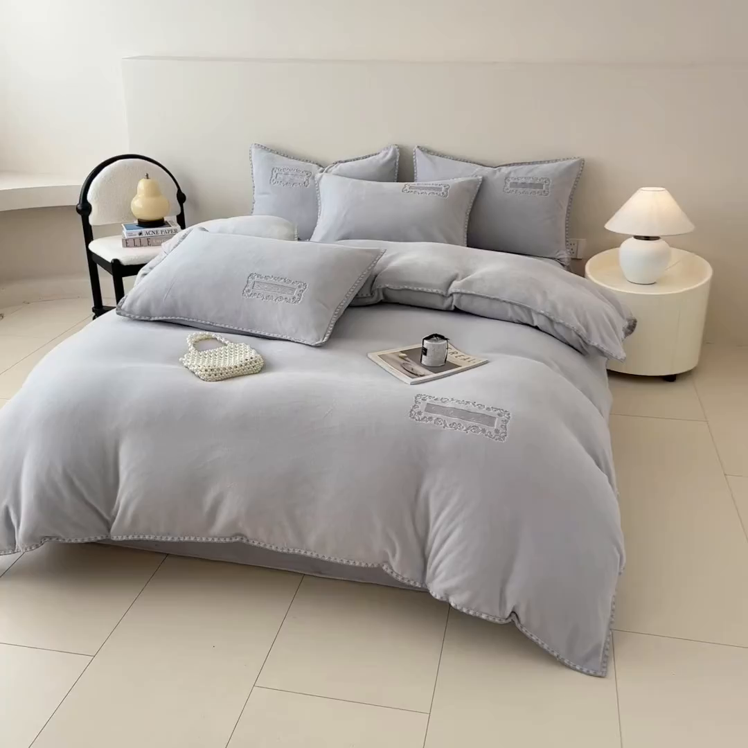 91家纺网 家纺一手货源 找家纺 懒猫家纺 2025新款A类贝壳绣纯色海獭绒四件套 柔雾灰