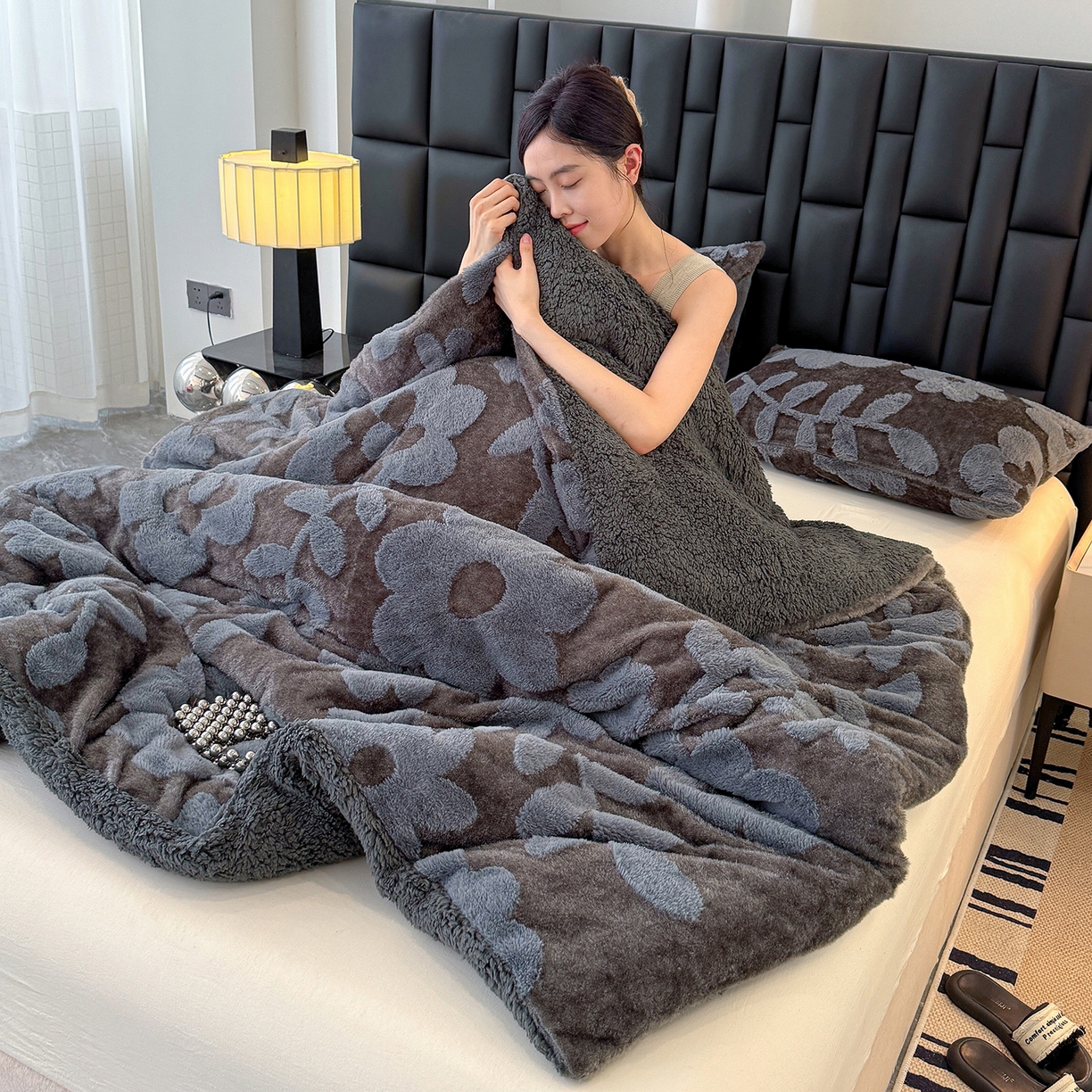 91家纺网 家纺一手货源 找家纺 枋梢家纺 2025新款亮丝兔毛绒兔毛提花暖居花漾羊羔绒 双层加厚保暖盖毯 居家午睡保暖毯 花漾-深灰