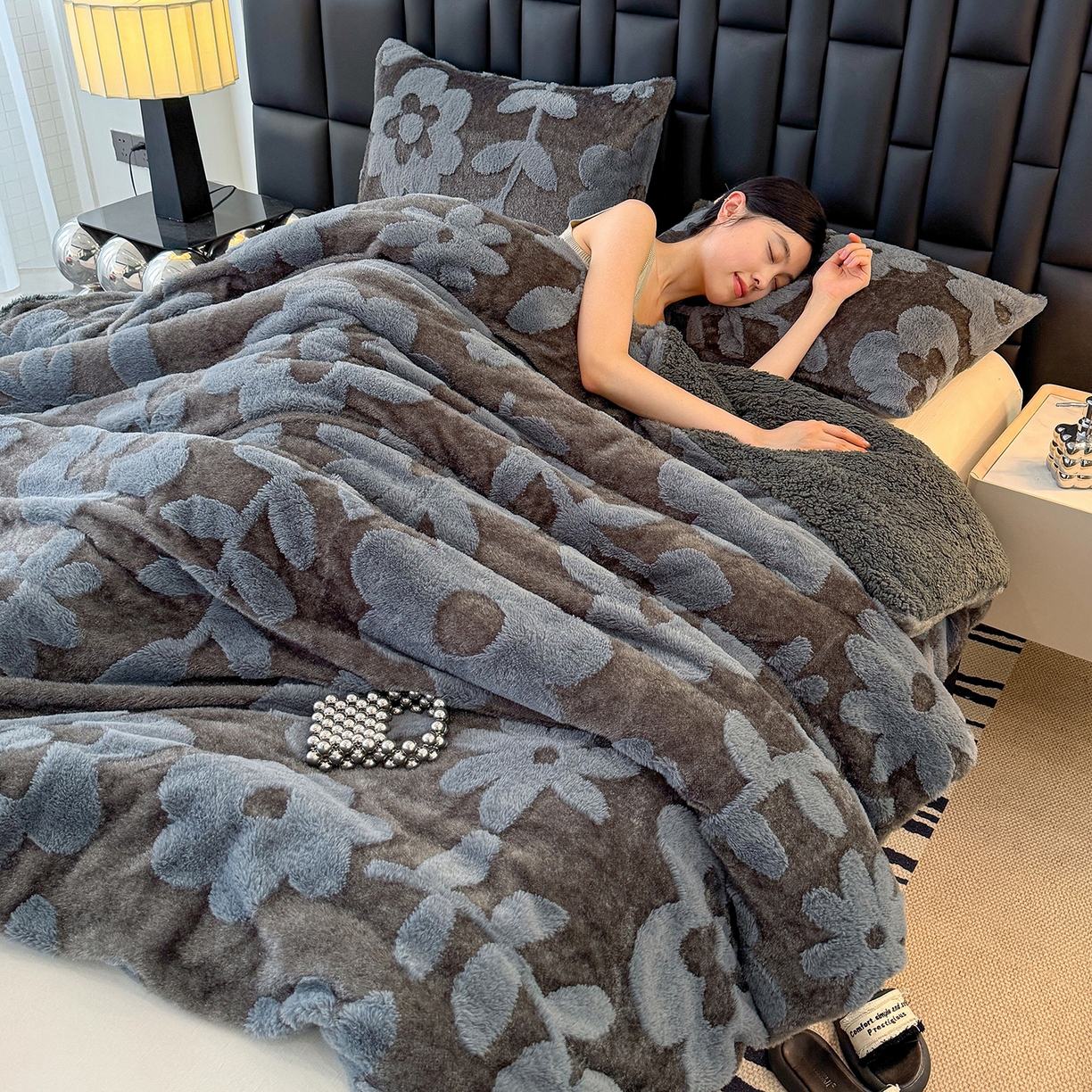 91家纺网 家纺一手货源 找家纺 枋梢家纺 2025新款亮丝兔毛绒兔毛提花暖居花漾羊羔绒 双层加厚保暖盖毯 居家午睡保暖毯 花漾-深灰