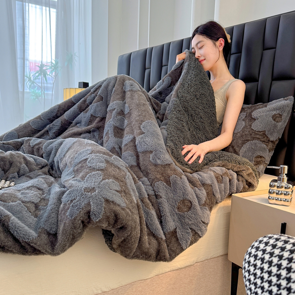 91家纺网 家纺一手货源 找家纺 枋梢家纺 2025新款亮丝兔毛绒兔毛提花暖居花漾羊羔绒 双层加厚保暖盖毯 居家午睡保暖毯 花漾-深灰