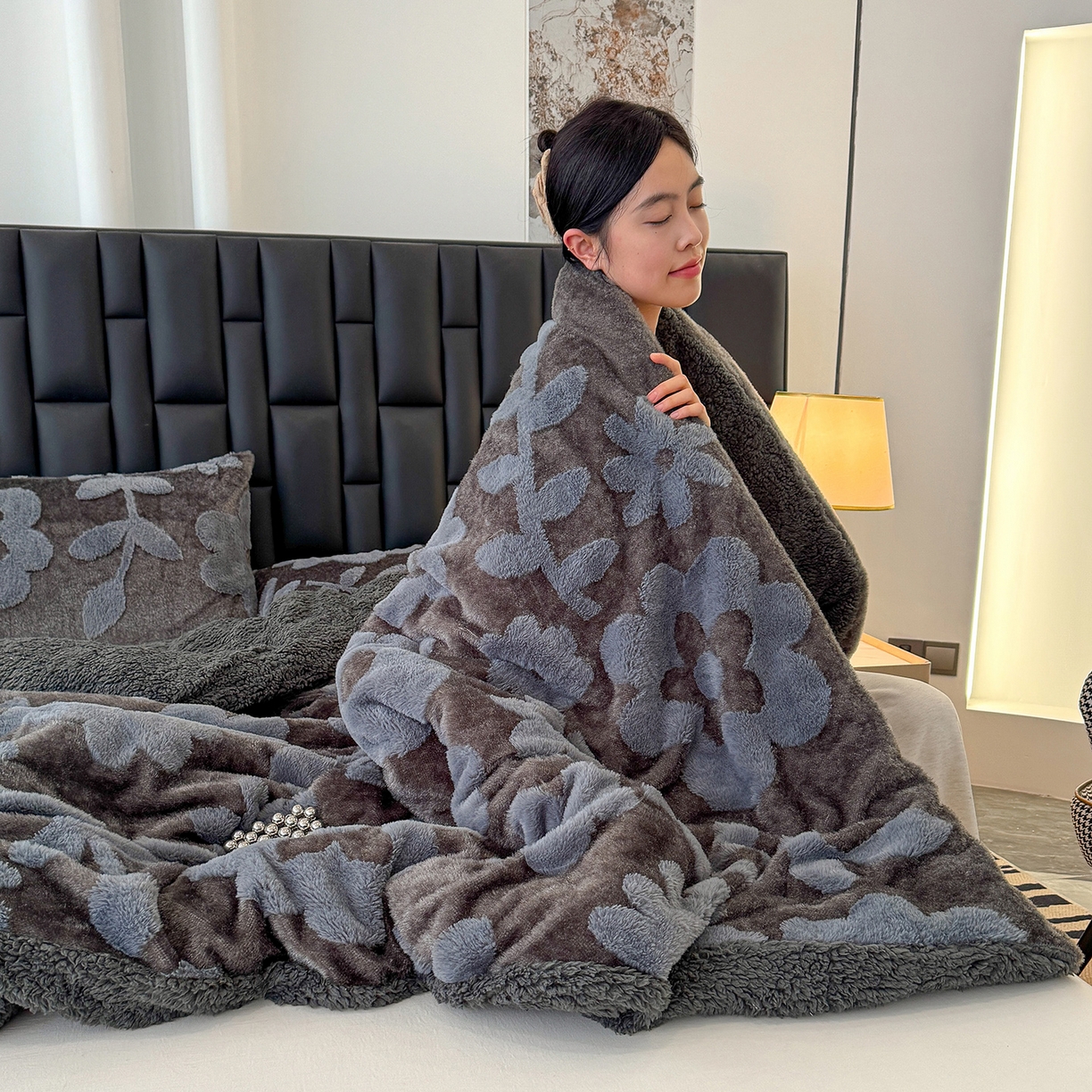 91家纺网 家纺一手货源 找家纺 枋梢家纺 2025新款亮丝兔毛绒兔毛提花暖居花漾羊羔绒 双层加厚保暖盖毯 居家午睡保暖毯 花漾-深灰