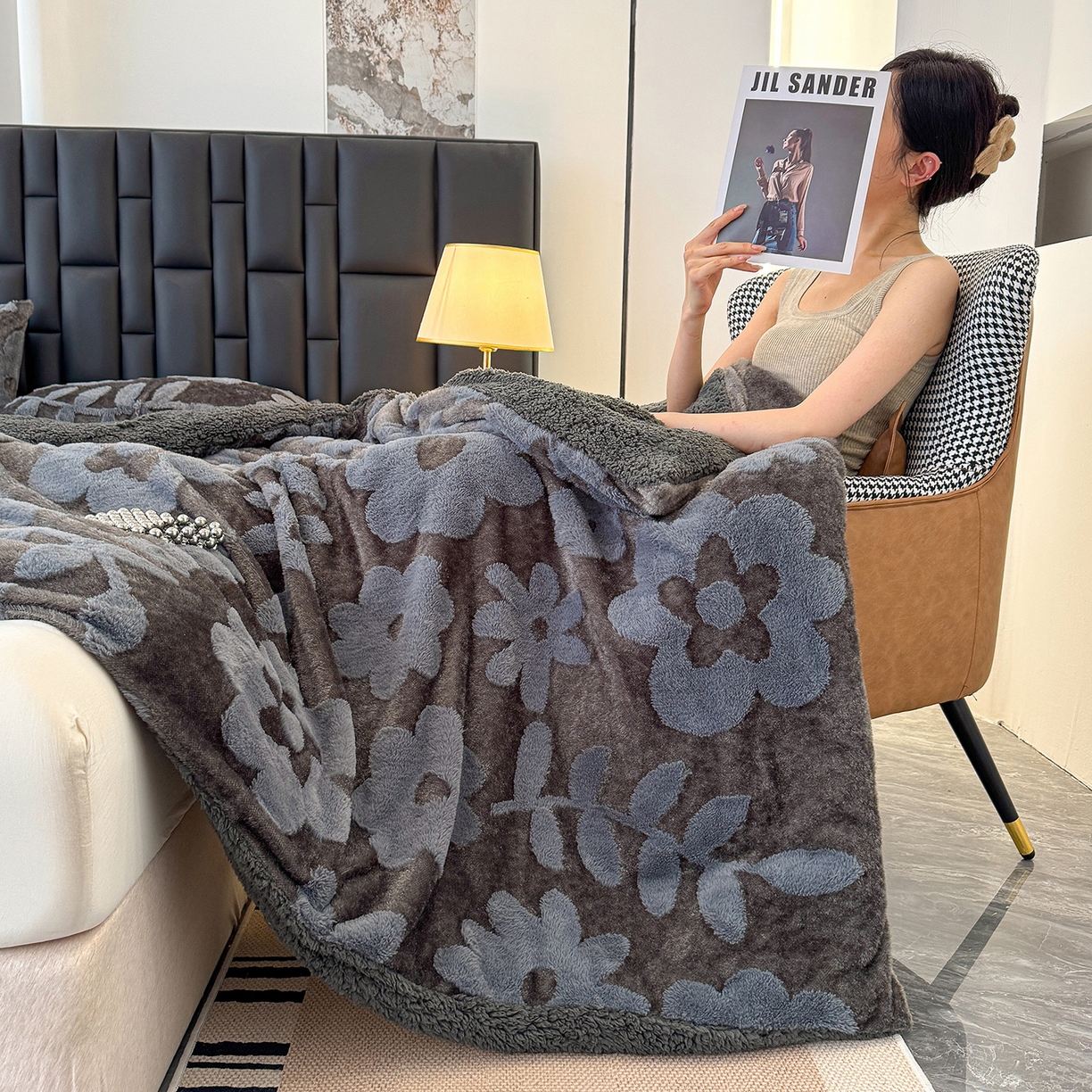 91家纺网 家纺一手货源 找家纺 枋梢家纺 2025新款亮丝兔毛绒兔毛提花暖居花漾羊羔绒 双层加厚保暖盖毯 居家午睡保暖毯 花漾-深灰