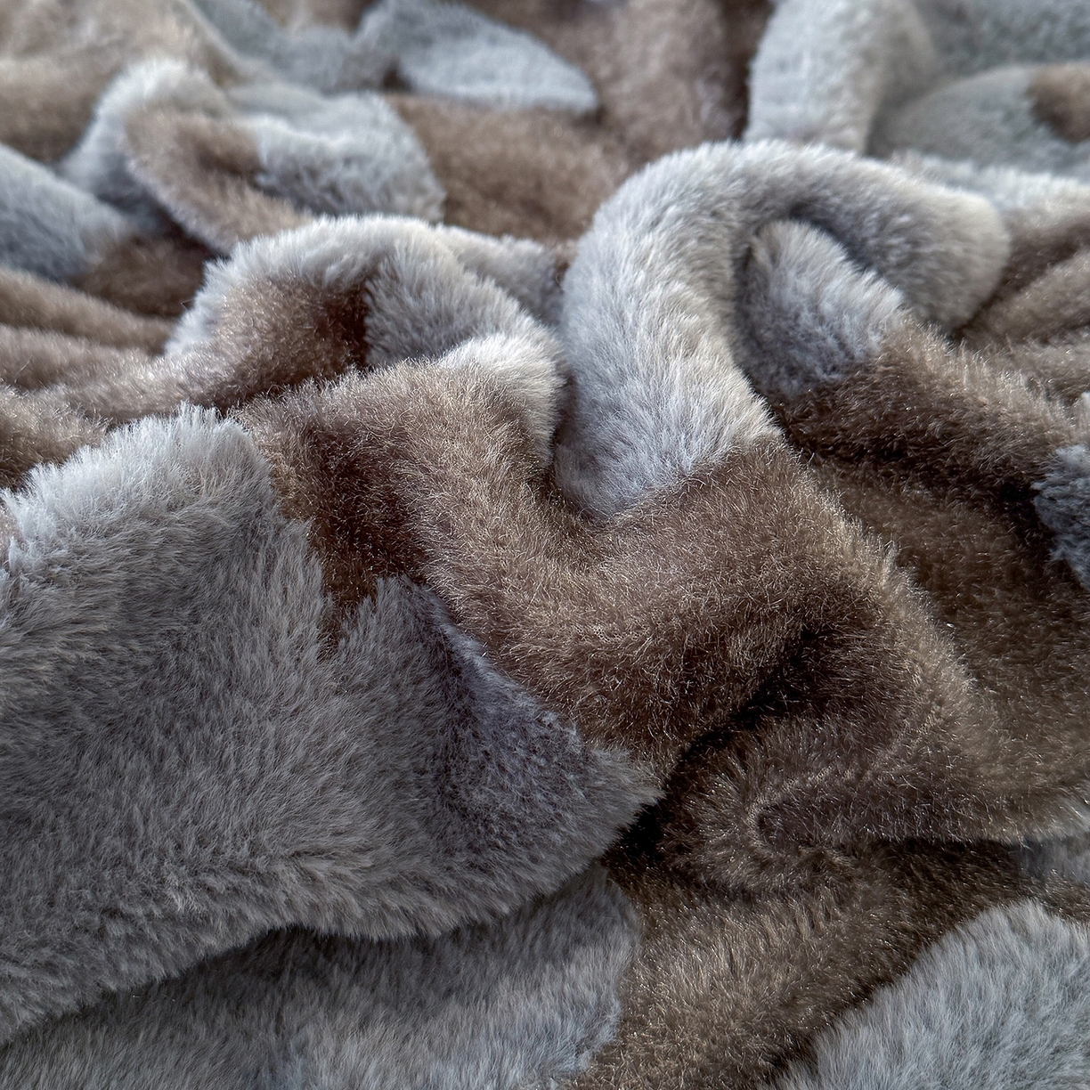 91家纺网 家纺一手货源 找家纺 枋梢家纺 2025新款亮丝兔毛绒兔毛提花暖居花漾羊羔绒 双层加厚保暖盖毯 居家午睡保暖毯 花漾-深灰