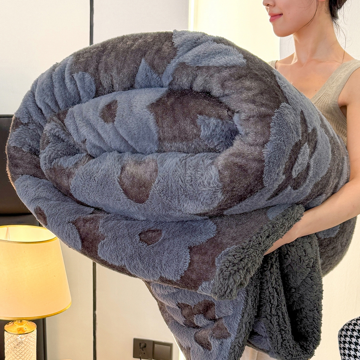 91家纺网 家纺一手货源 找家纺 枋梢家纺 2025新款亮丝兔毛绒兔毛提花暖居花漾羊羔绒 双层加厚保暖盖毯 居家午睡保暖毯 花漾-深灰