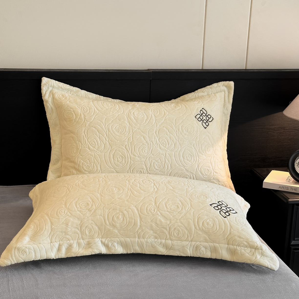 91家纺网 家纺一手货源 找家纺 慕晨 2025新款立体提花绒简约风格高克重雕花加厚牛奶绒四件套 玫瑰之约-米白