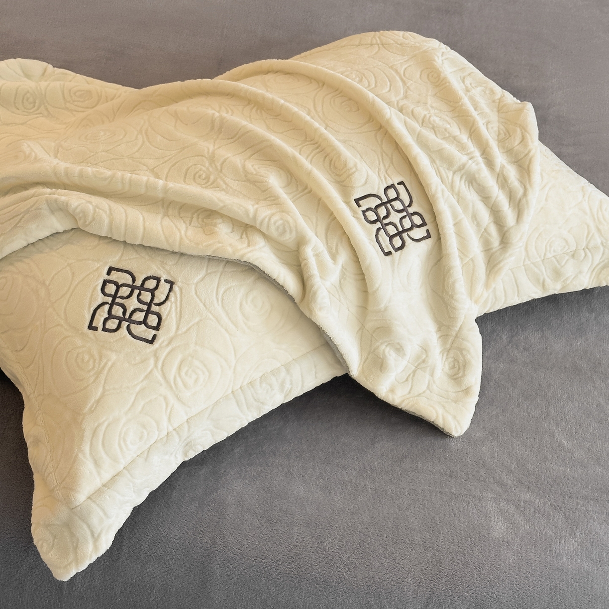 91家纺网 家纺一手货源 找家纺 慕晨 2025新款立体提花绒简约风格高克重雕花加厚牛奶绒四件套 玫瑰之约-米白