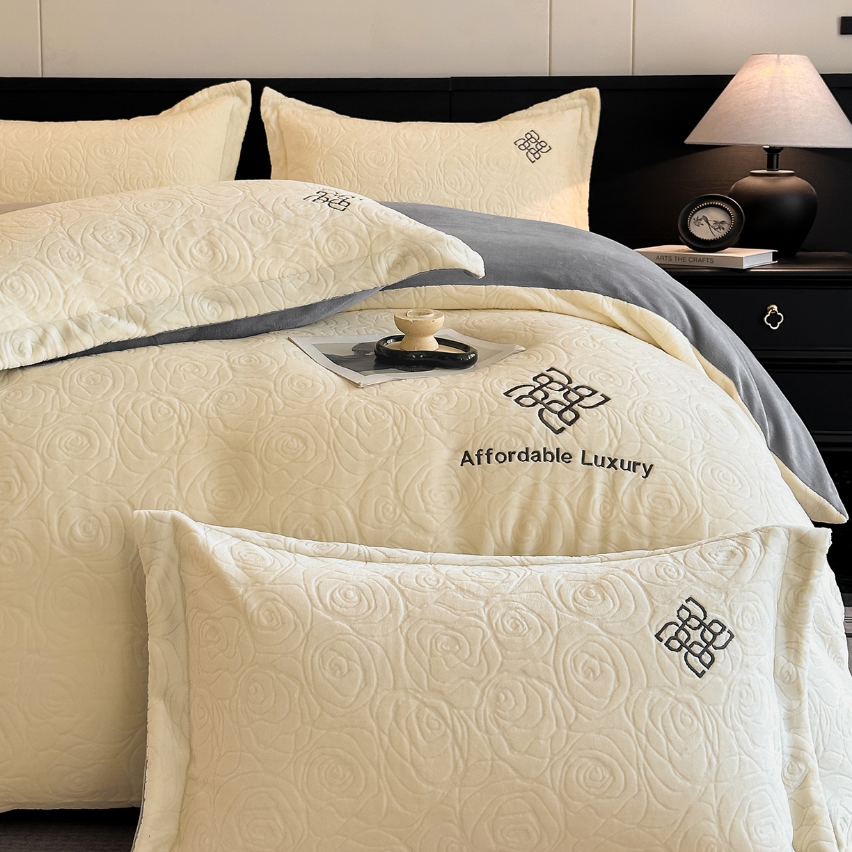 91家纺网 家纺一手货源 找家纺 慕晨 2025新款立体提花绒简约风格高克重雕花加厚牛奶绒四件套 玫瑰之约-米白