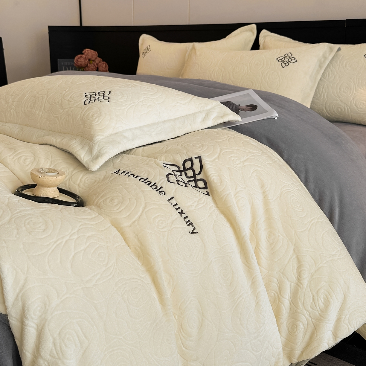 91家纺网 家纺一手货源 找家纺 慕晨 2025新款立体提花绒简约风格高克重雕花加厚牛奶绒四件套 玫瑰之约-米白