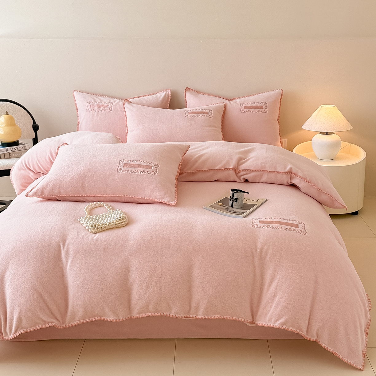 91家纺网 家纺一手货源 找家纺 懒猫家纺 2025新款A类贝壳绣纯色海獭绒四件套 桃喜粉