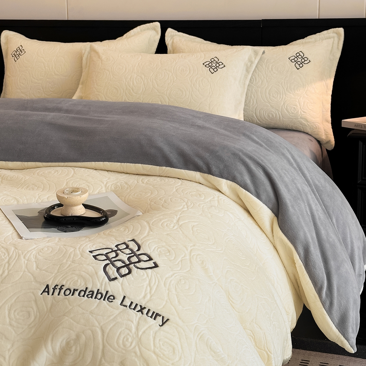 91家纺网 家纺一手货源 找家纺 慕晨 2025新款立体提花绒简约风格高克重雕花加厚牛奶绒四件套 玫瑰之约-米白