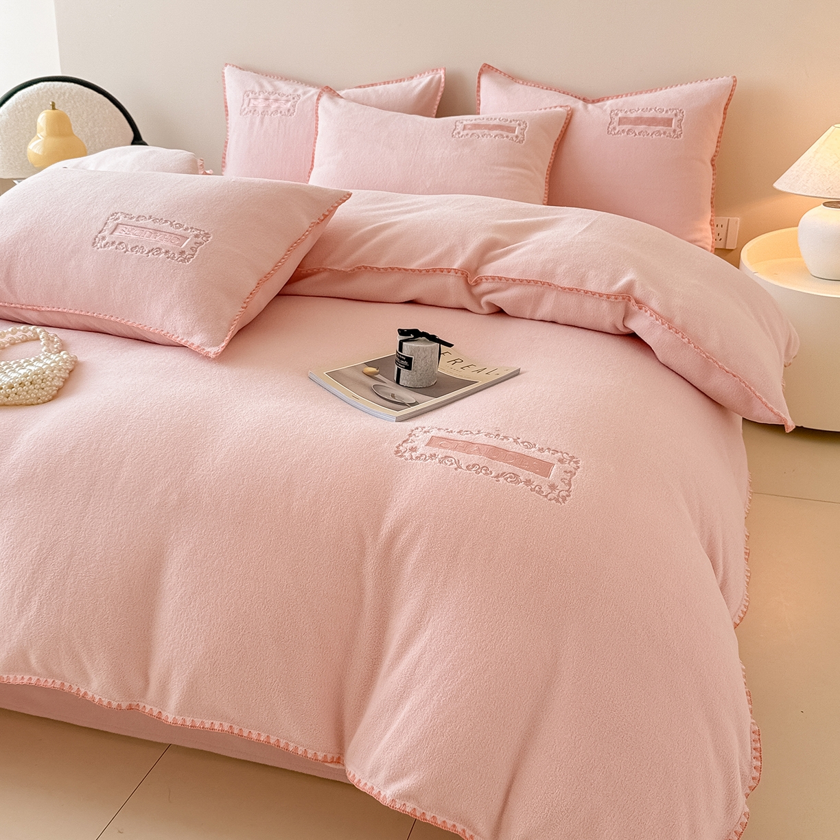 91家纺网 家纺一手货源 找家纺 懒猫家纺 2025新款A类贝壳绣纯色海獭绒四件套 桃喜粉