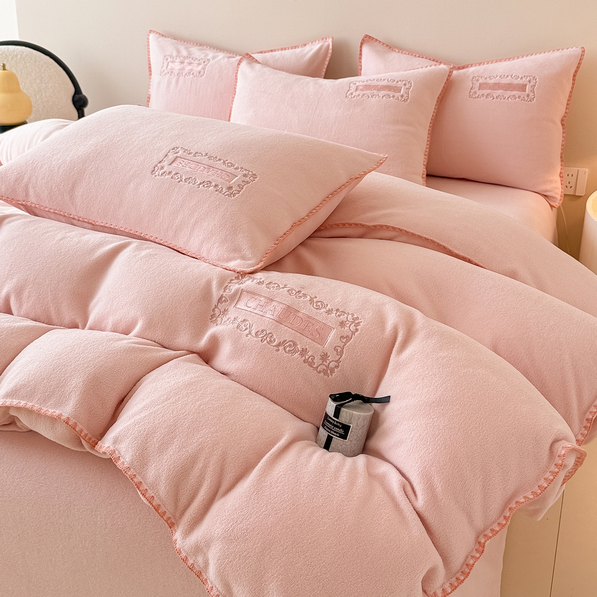 91家纺网 家纺一手货源 找家纺 懒猫家纺 2025新款A类贝壳绣纯色海獭绒四件套 桃喜粉