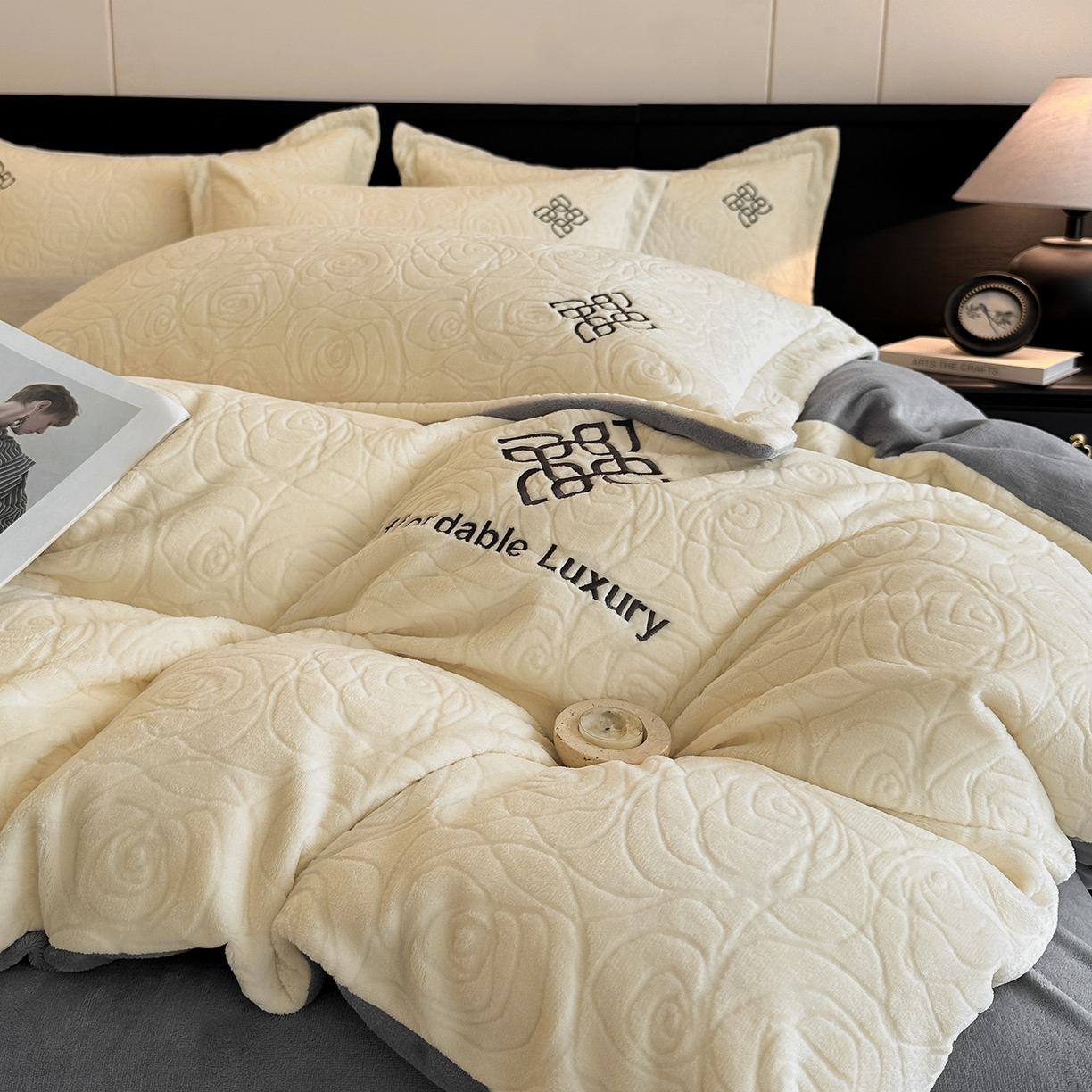 91家纺网 家纺一手货源 找家纺 慕晨 2025新款立体提花绒简约风格高克重雕花加厚牛奶绒四件套 玫瑰之约-米白