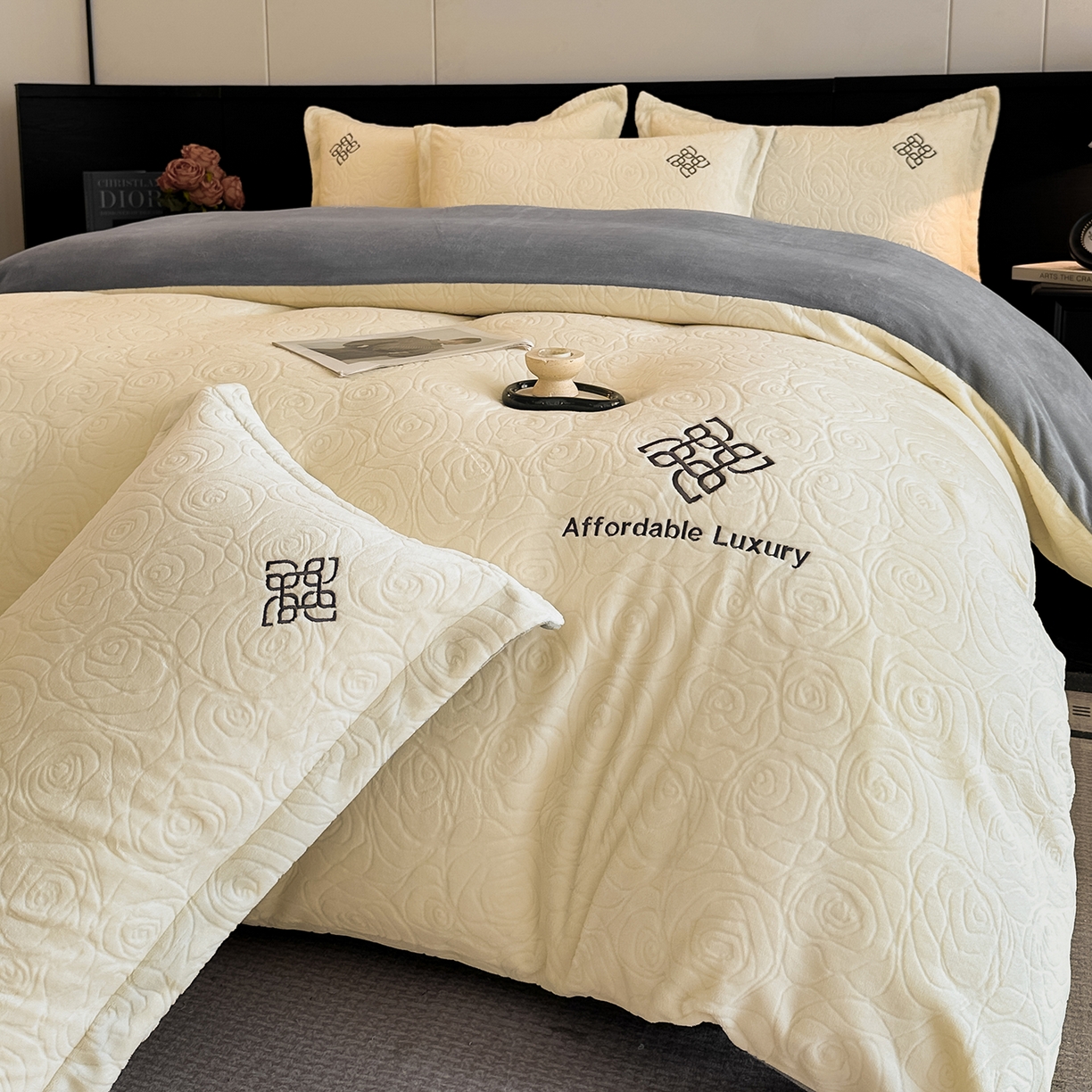 91家纺网 家纺一手货源 找家纺 慕晨 2025新款立体提花绒简约风格高克重雕花加厚牛奶绒四件套 玫瑰之约-米白