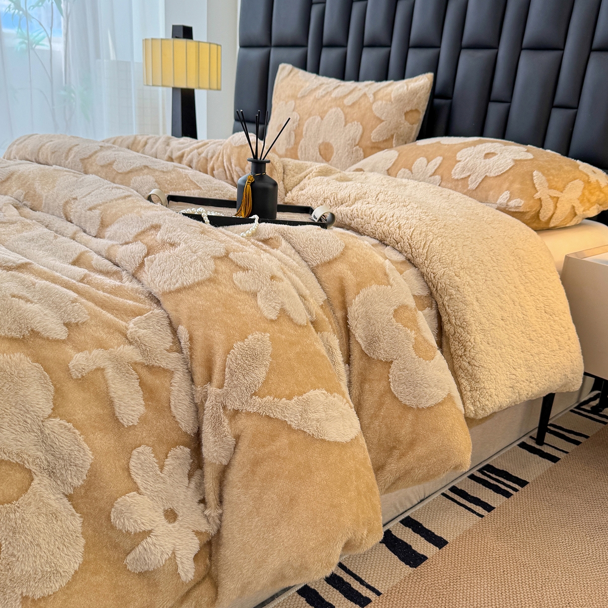 91家纺网 家纺一手货源 找家纺 枋梢家纺 2025新款亮丝兔毛绒兔毛提花暖居花漾羊羔绒 双层加厚保暖盖毯 居家午睡保暖毯 花漾-驼色