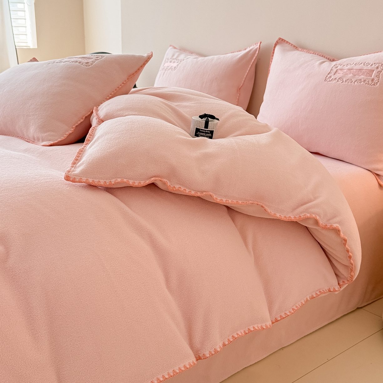 91家纺网 家纺一手货源 找家纺 懒猫家纺 2025新款A类贝壳绣纯色海獭绒四件套 桃喜粉