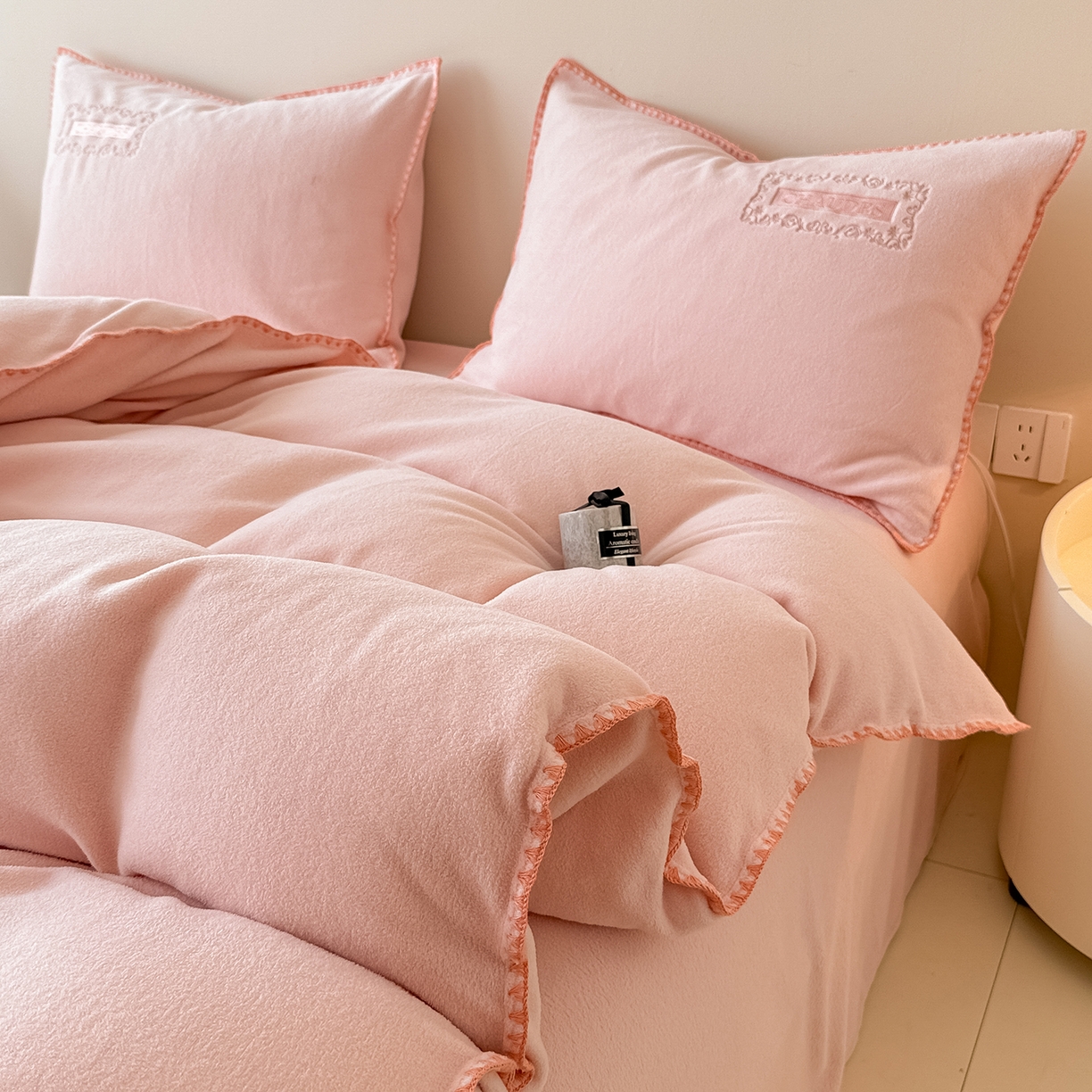 91家纺网 家纺一手货源 找家纺 懒猫家纺 2025新款A类贝壳绣纯色海獭绒四件套 桃喜粉