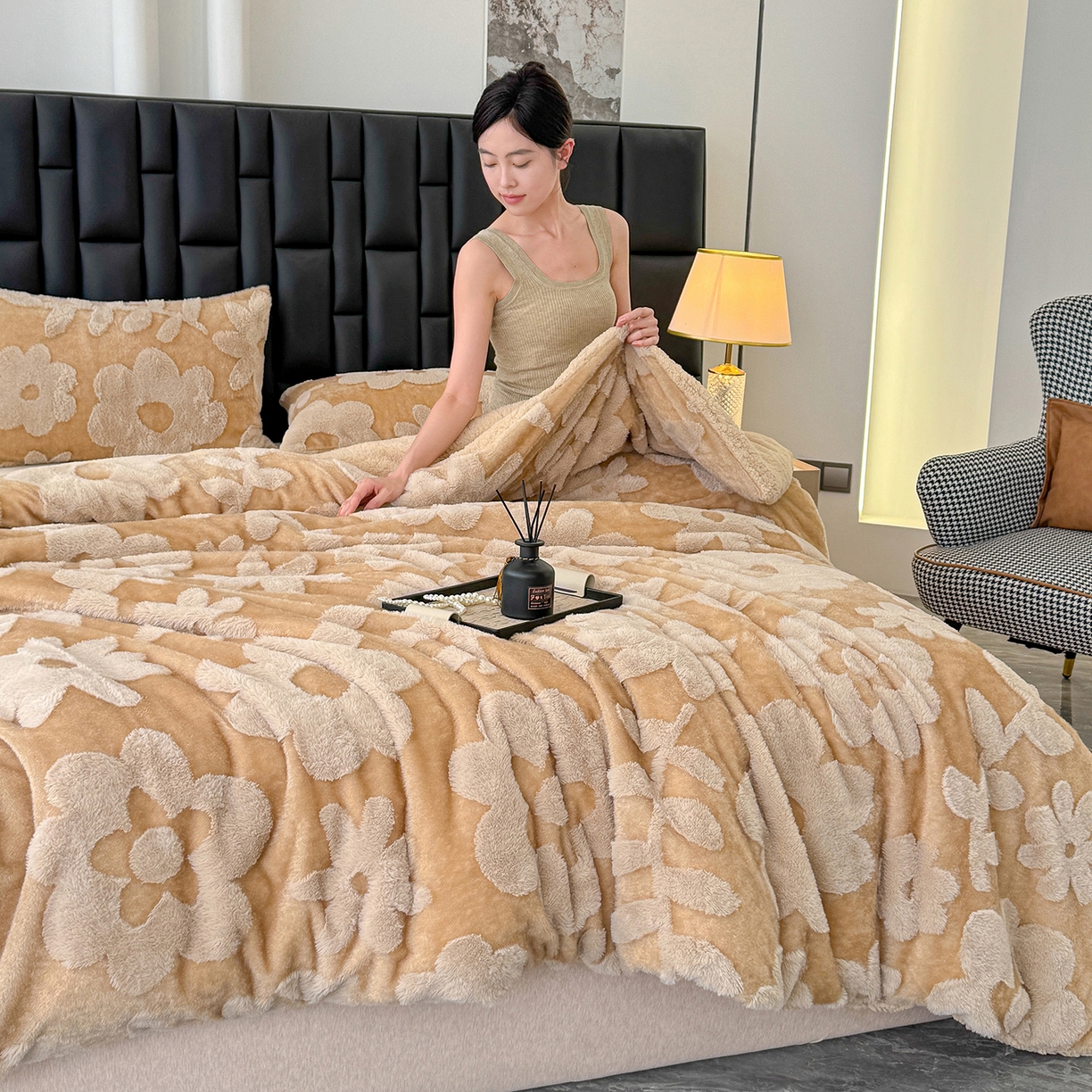 91家纺网 家纺一手货源 找家纺 枋梢家纺 2025新款亮丝兔毛绒兔毛提花暖居花漾羊羔绒 双层加厚保暖盖毯 居家午睡保暖毯 花漾-驼色