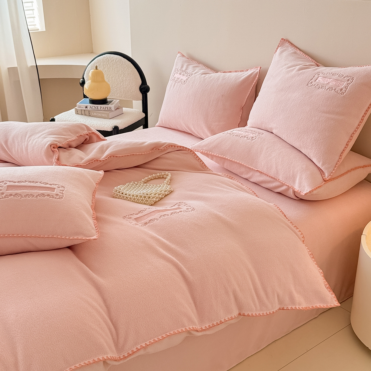 91家纺网 家纺一手货源 找家纺 懒猫家纺 2025新款A类贝壳绣纯色海獭绒四件套 桃喜粉