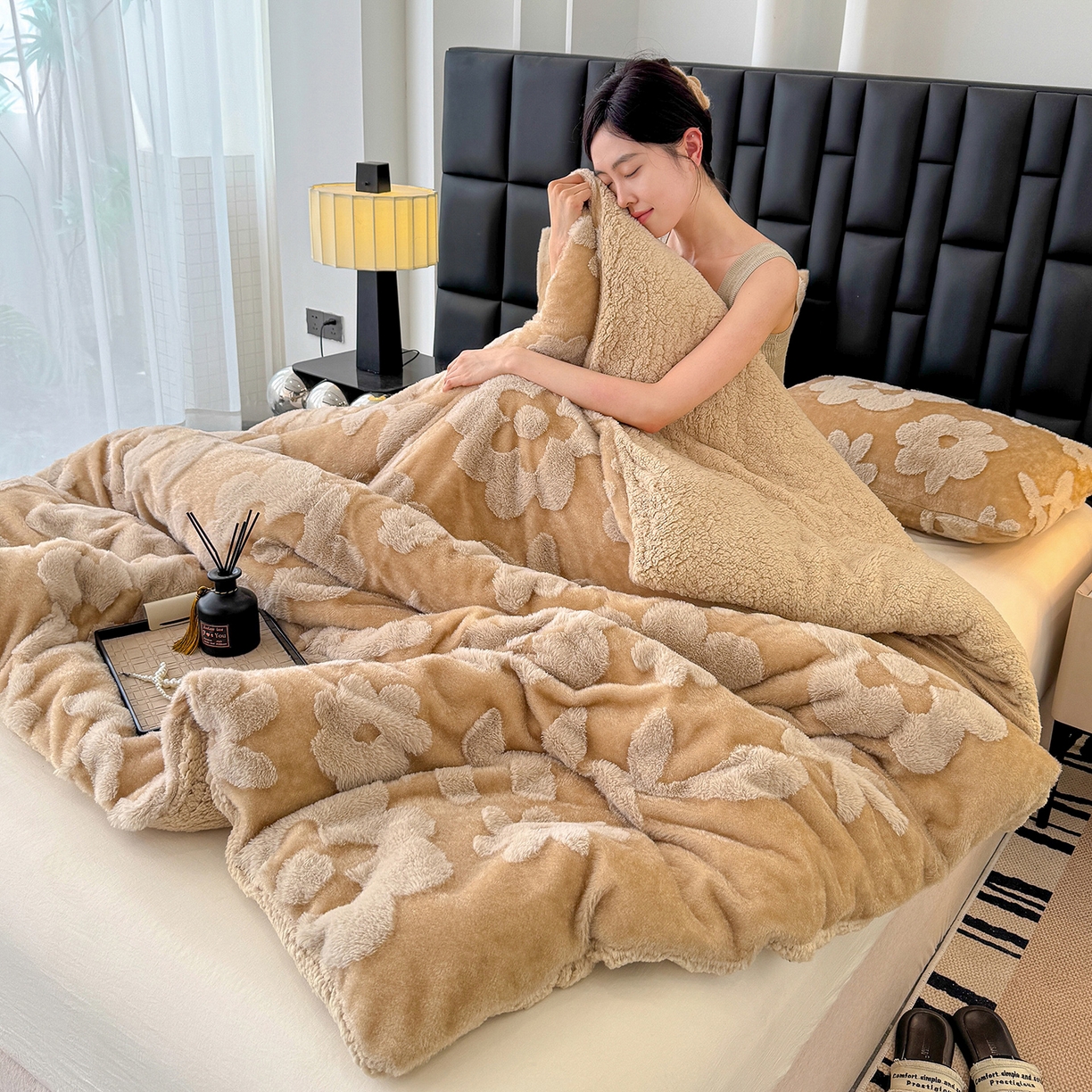 91家纺网 家纺一手货源 找家纺 枋梢家纺 2025新款亮丝兔毛绒兔毛提花暖居花漾羊羔绒 双层加厚保暖盖毯 居家午睡保暖毯 花漾-驼色