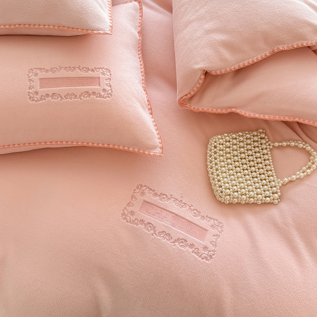 91家纺网 家纺一手货源 找家纺 懒猫家纺 2025新款A类贝壳绣纯色海獭绒四件套 桃喜粉