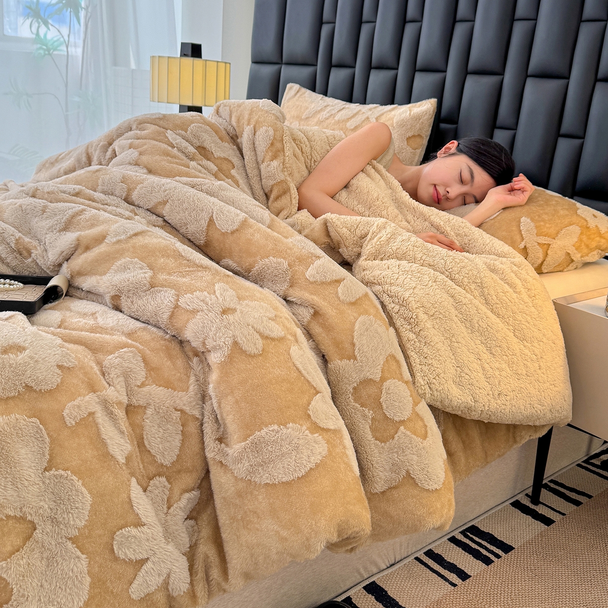 91家纺网 家纺一手货源 找家纺 枋梢家纺 2025新款亮丝兔毛绒兔毛提花暖居花漾羊羔绒 双层加厚保暖盖毯 居家午睡保暖毯 花漾-驼色