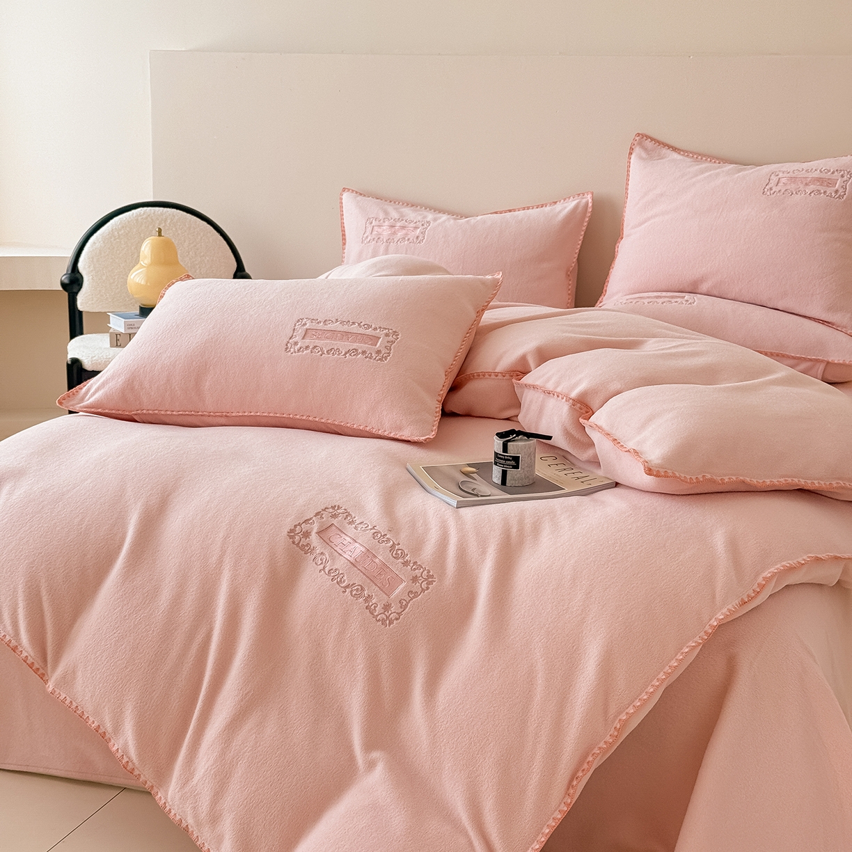 91家纺网 家纺一手货源 找家纺 懒猫家纺 2025新款A类贝壳绣纯色海獭绒四件套 桃喜粉