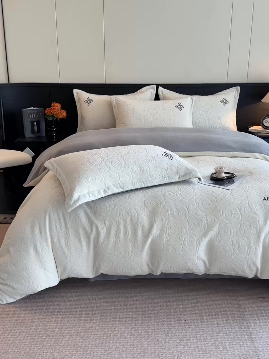 91家纺网 家纺一手货源 找家纺 慕晨 2025新款立体提花绒简约风格高克重雕花加厚牛奶绒四件套 玫瑰之约-米白