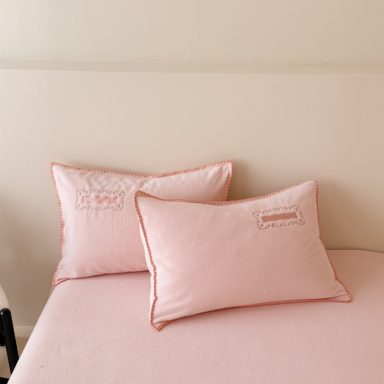 91家纺网 家纺一手货源 找家纺 懒猫家纺 2025新款A类贝壳绣纯色海獭绒四件套 桃喜粉