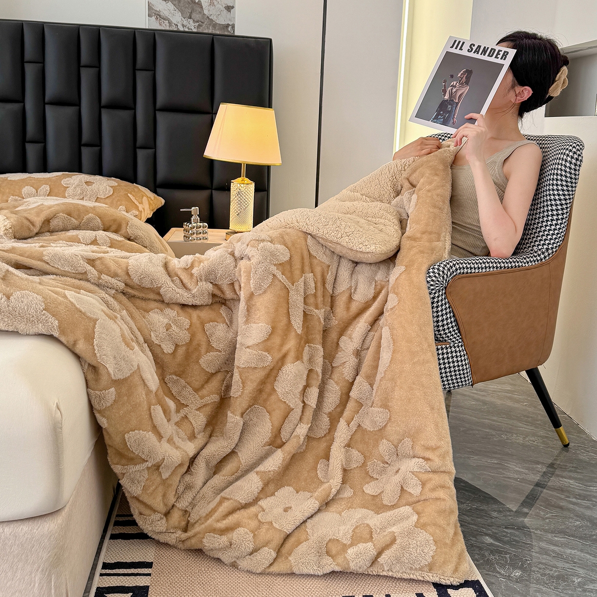 91家纺网 家纺一手货源 找家纺 枋梢家纺 2025新款亮丝兔毛绒兔毛提花暖居花漾羊羔绒 双层加厚保暖盖毯 居家午睡保暖毯 花漾-驼色