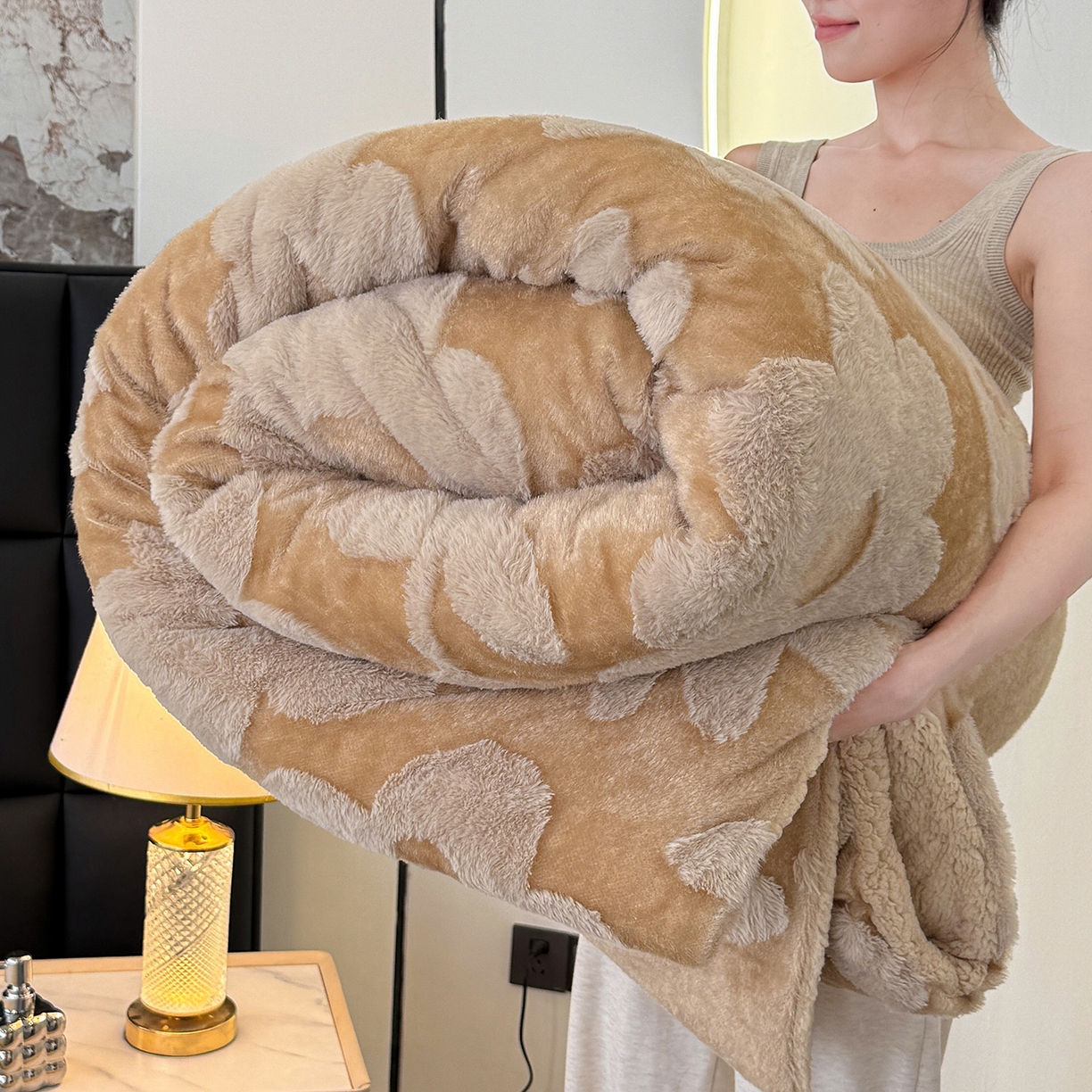 91家纺网 家纺一手货源 找家纺 枋梢家纺 2025新款亮丝兔毛绒兔毛提花暖居花漾羊羔绒 双层加厚保暖盖毯 居家午睡保暖毯 花漾-驼色