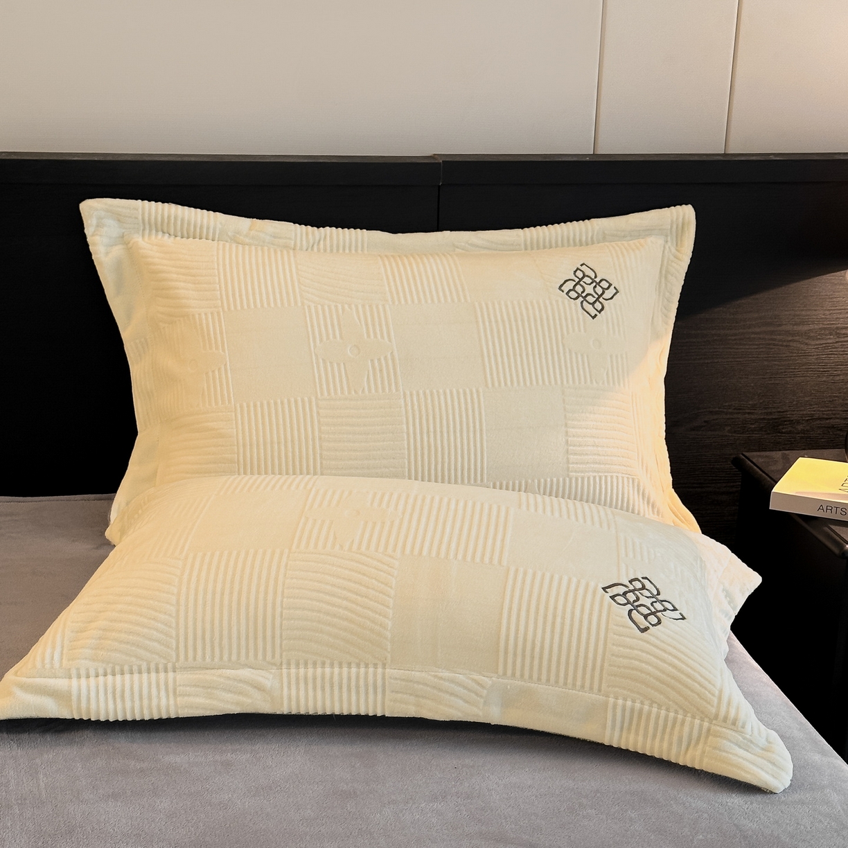 91家纺网 家纺一手货源 找家纺 慕晨 2025新款立体提花绒简约风格高克重雕花加厚牛奶绒四件套 轻奢旗格-米白