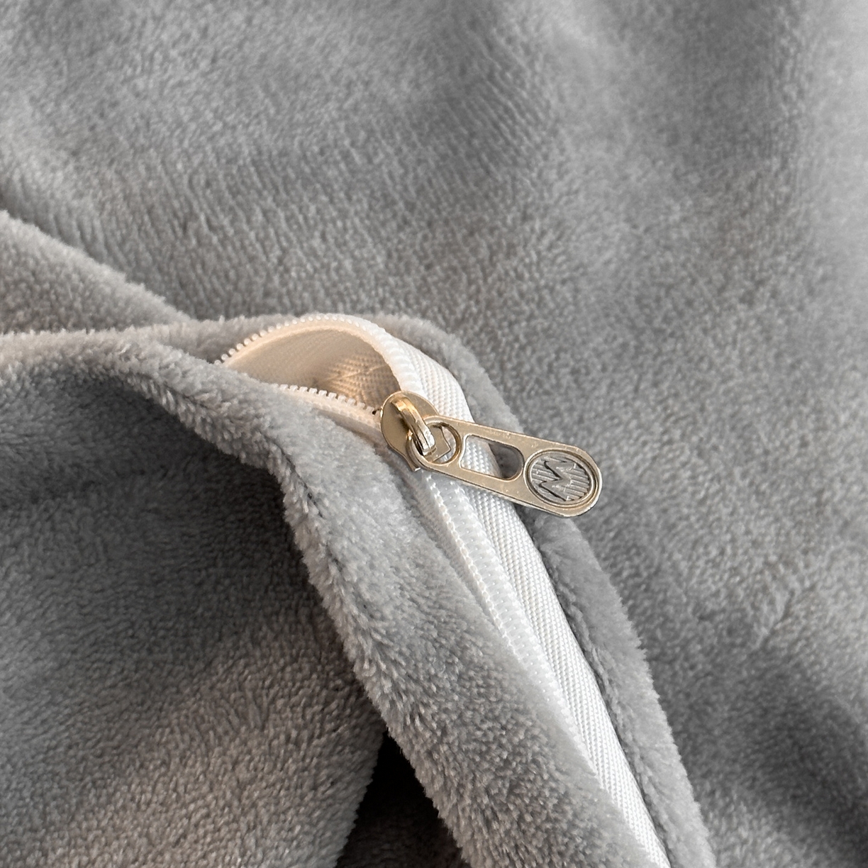 91家纺网 家纺一手货源 找家纺 慕晨 2025新款立体提花绒简约风格高克重雕花加厚牛奶绒四件套 轻奢旗格-米白