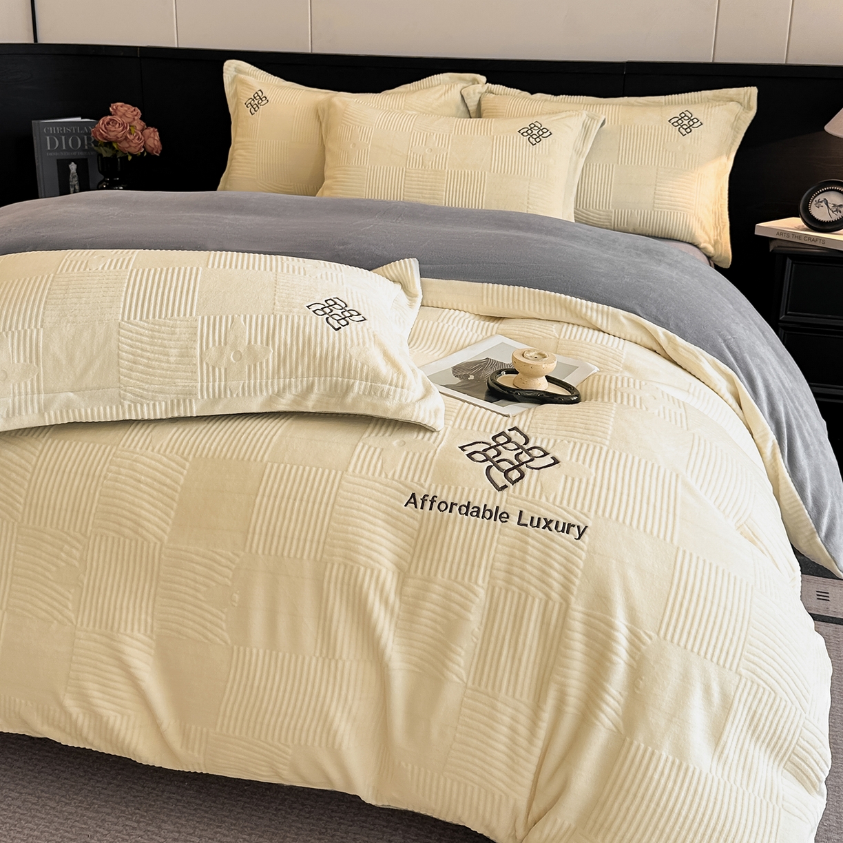 91家纺网 家纺一手货源 找家纺 慕晨 2025新款立体提花绒简约风格高克重雕花加厚牛奶绒四件套 轻奢旗格-米白