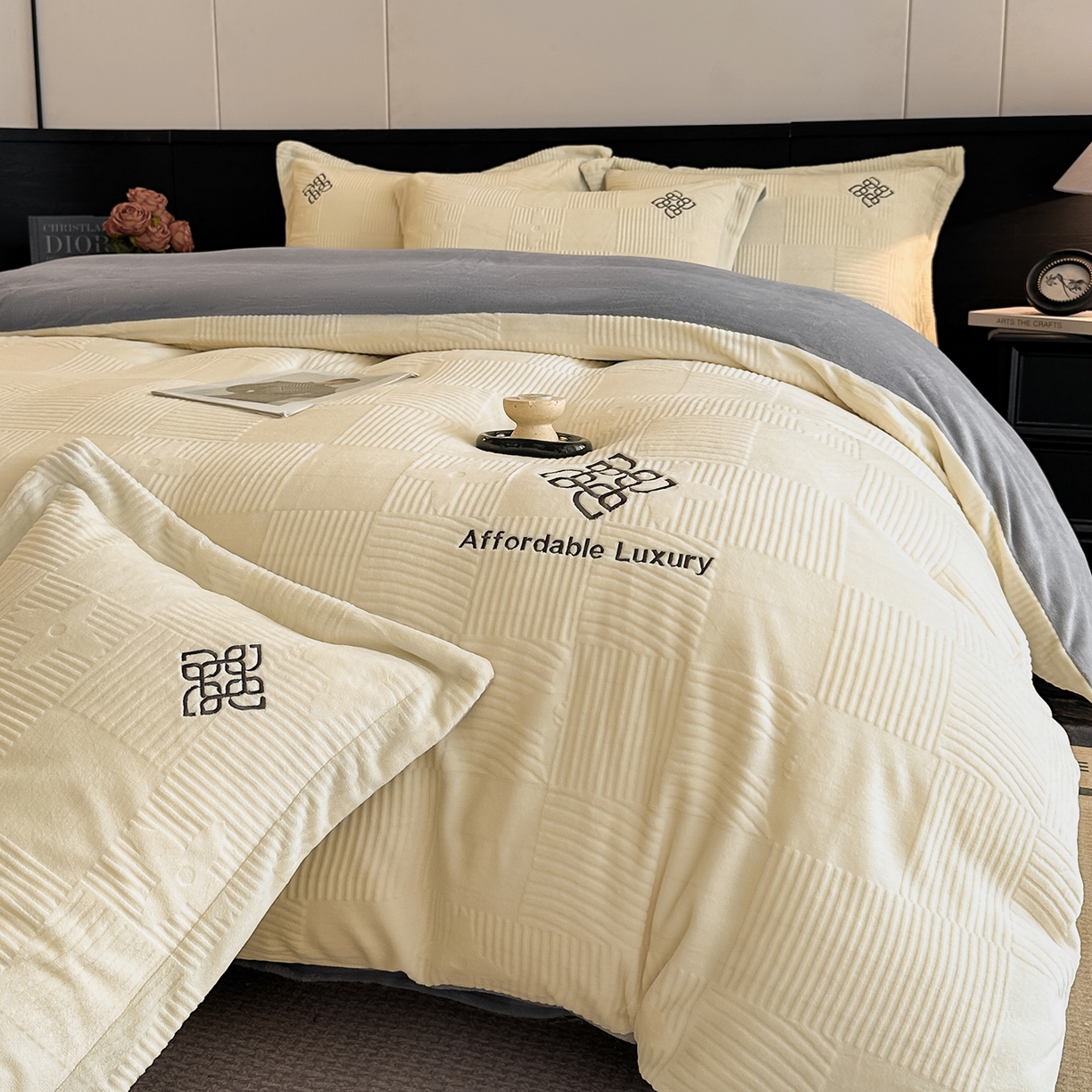 91家纺网 家纺一手货源 找家纺 慕晨 2025新款立体提花绒简约风格高克重雕花加厚牛奶绒四件套 轻奢旗格-米白