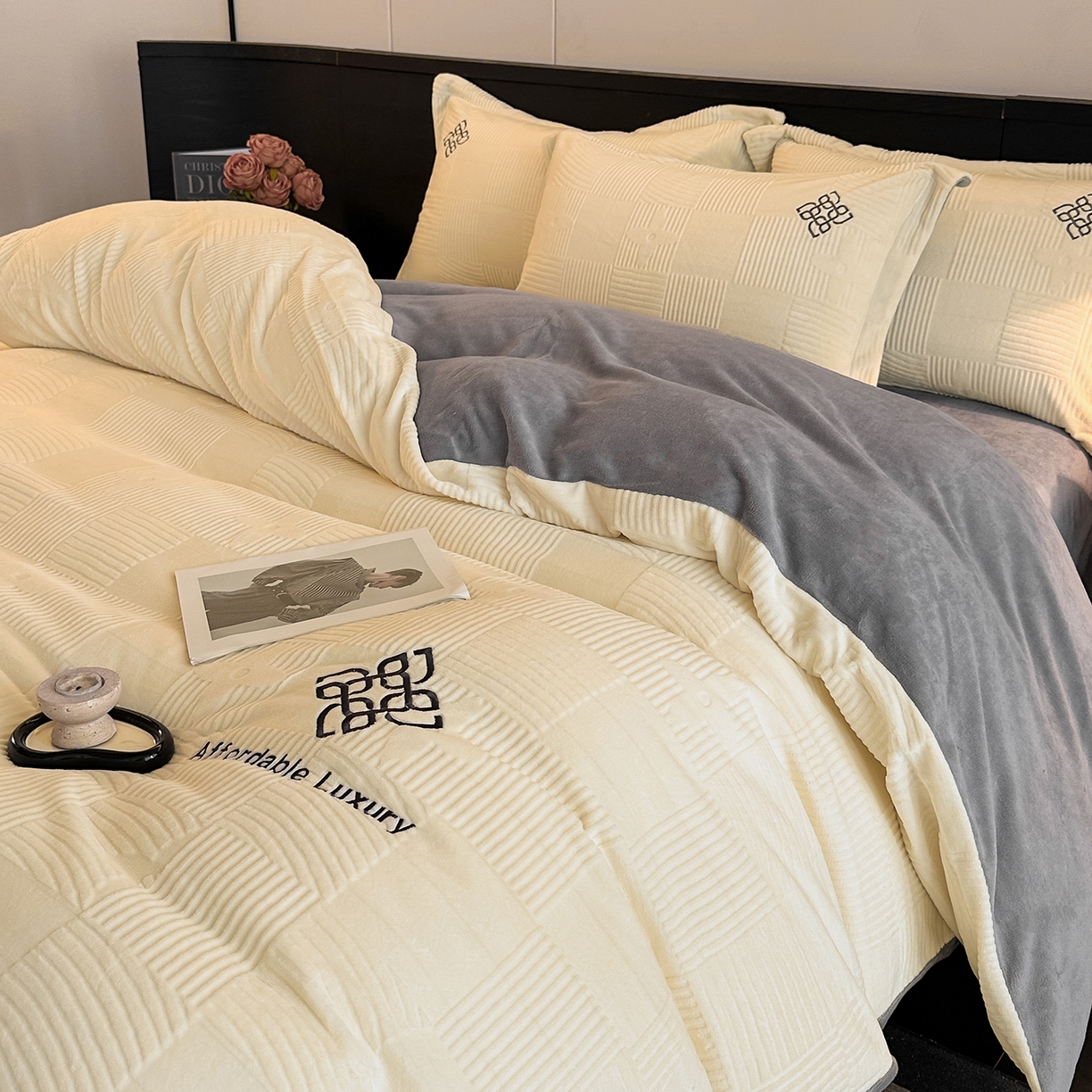 91家纺网 家纺一手货源 找家纺 慕晨 2025新款立体提花绒简约风格高克重雕花加厚牛奶绒四件套 轻奢旗格-米白