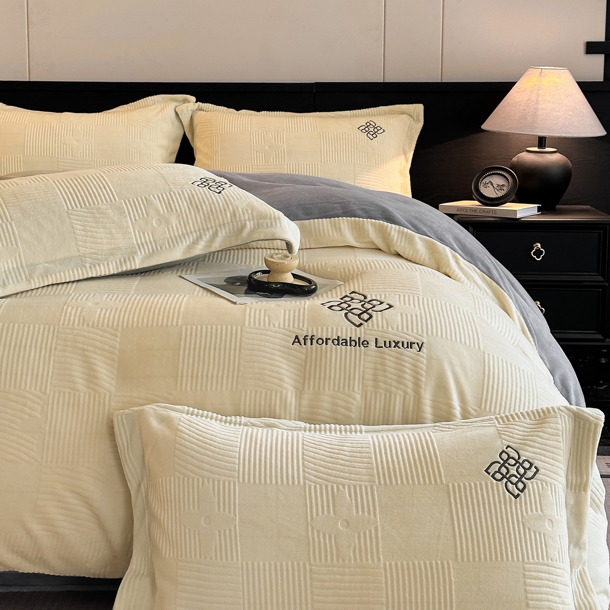 91家纺网 家纺一手货源 找家纺 慕晨 2025新款立体提花绒简约风格高克重雕花加厚牛奶绒四件套 轻奢旗格-米白