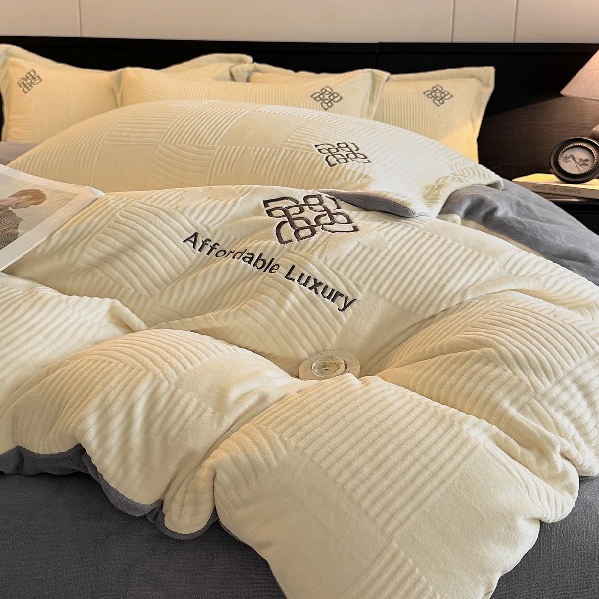 91家纺网 家纺一手货源 找家纺 慕晨 2025新款立体提花绒简约风格高克重雕花加厚牛奶绒四件套 轻奢旗格-米白