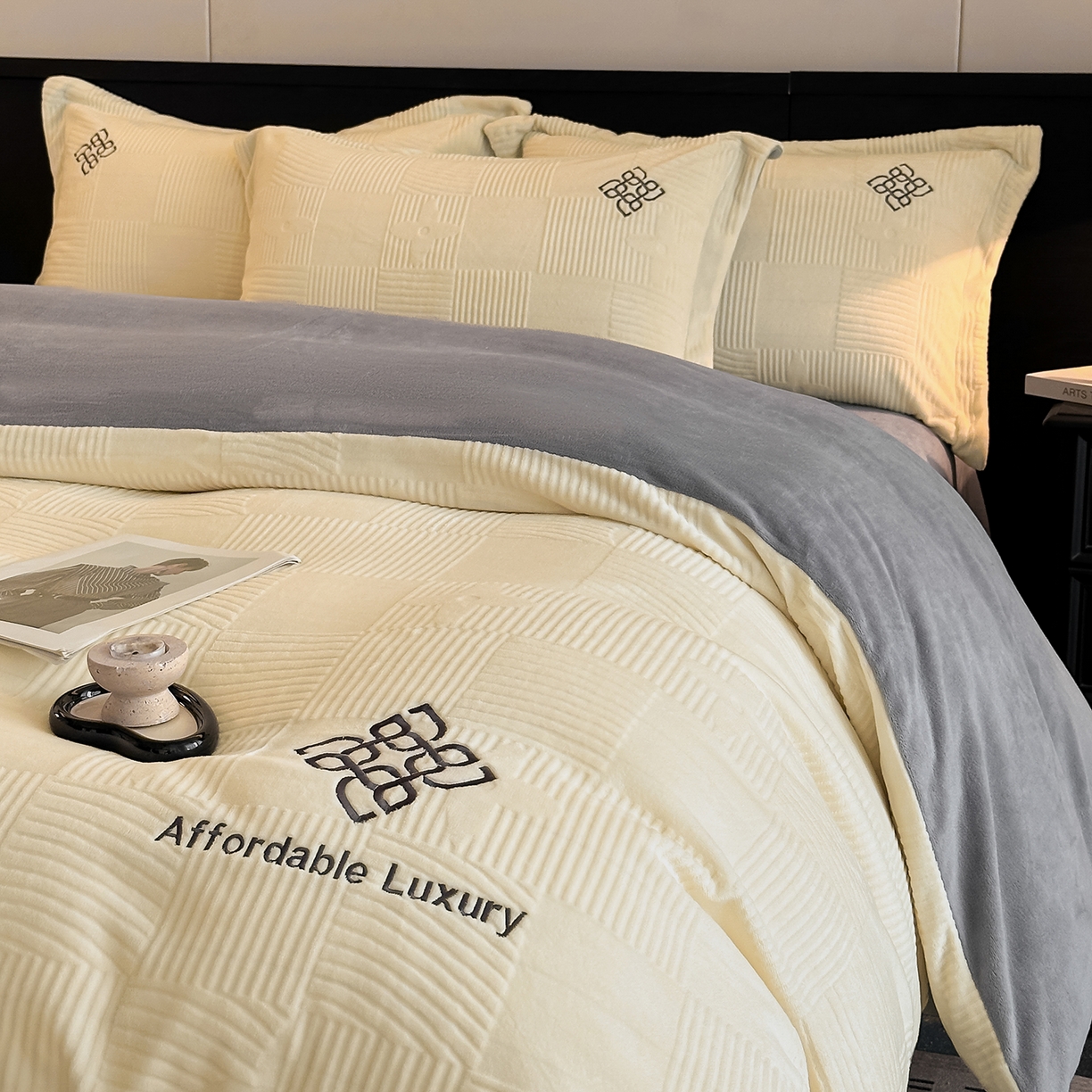 91家纺网 家纺一手货源 找家纺 慕晨 2025新款立体提花绒简约风格高克重雕花加厚牛奶绒四件套 轻奢旗格-米白