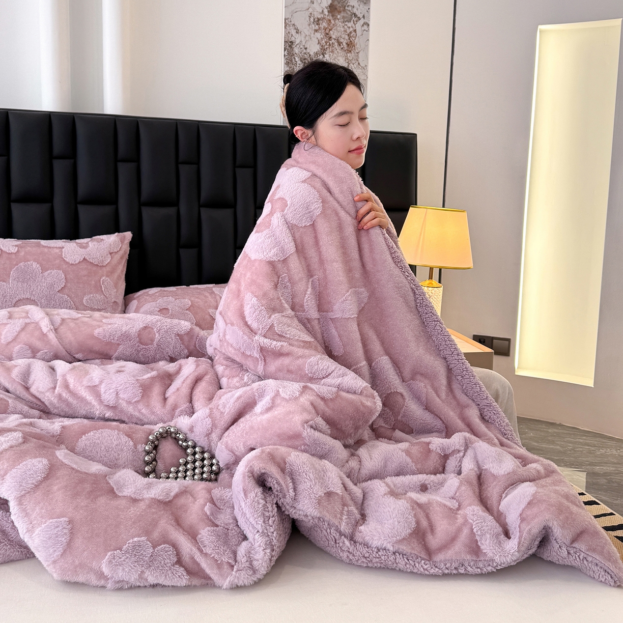 91家纺网 家纺一手货源 找家纺 枋梢家纺 2025新款亮丝兔毛绒兔毛提花暖居花漾羊羔绒 双层加厚保暖盖毯 居家午睡保暖毯 花漾-紫色