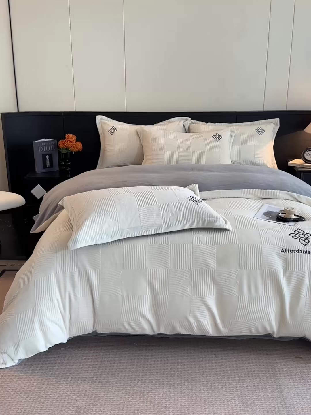 91家纺网 家纺一手货源 找家纺 慕晨 2025新款立体提花绒简约风格高克重雕花加厚牛奶绒四件套 轻奢旗格-米白