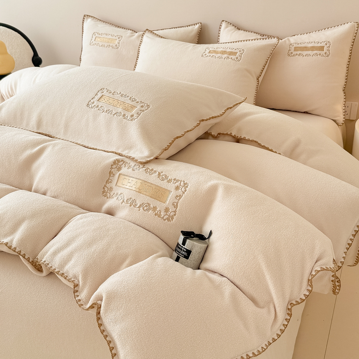 91家纺网 家纺一手货源 找家纺 懒猫家纺 2025新款A类贝壳绣纯色海獭绒四件套 杏仁白