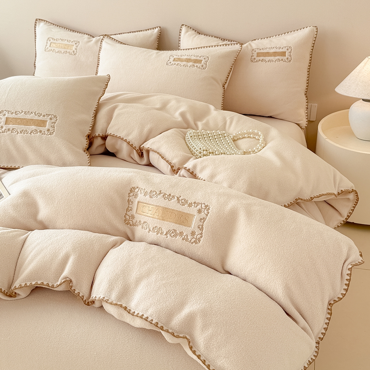 91家纺网 家纺一手货源 找家纺 懒猫家纺 2025新款A类贝壳绣纯色海獭绒四件套 杏仁白