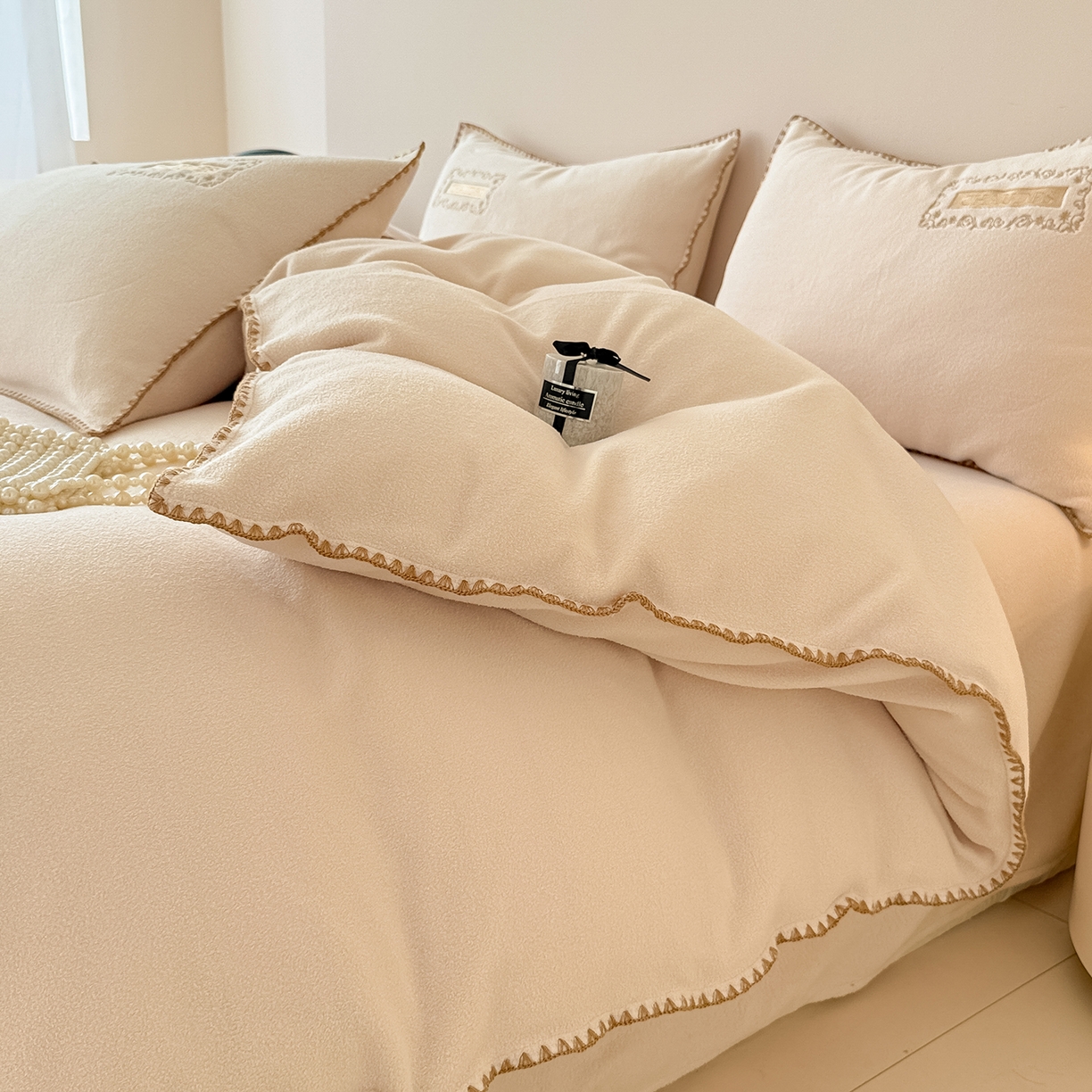 91家纺网 家纺一手货源 找家纺 懒猫家纺 2025新款A类贝壳绣纯色海獭绒四件套 杏仁白