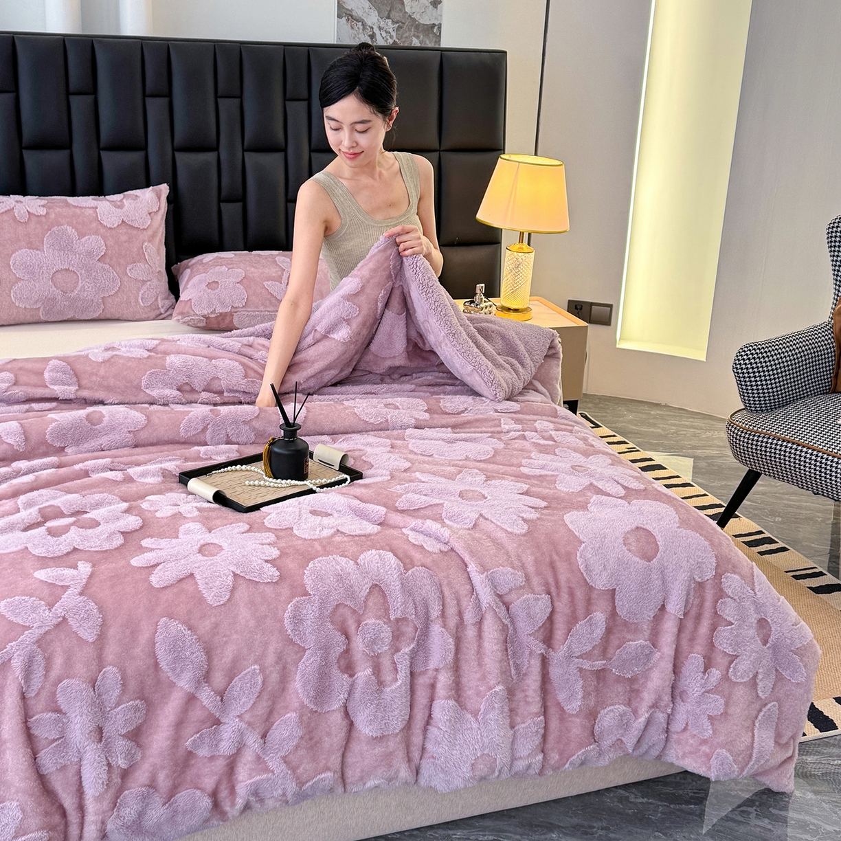 91家纺网 家纺一手货源 找家纺 枋梢家纺 2025新款亮丝兔毛绒兔毛提花暖居花漾羊羔绒 双层加厚保暖盖毯 居家午睡保暖毯 花漾-紫色