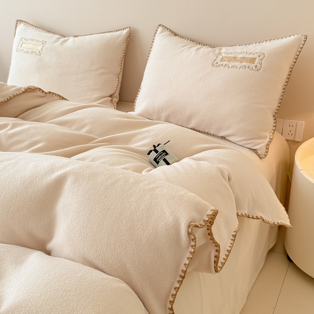 91家纺网 家纺一手货源 找家纺 懒猫家纺 2025新款A类贝壳绣纯色海獭绒四件套 杏仁白