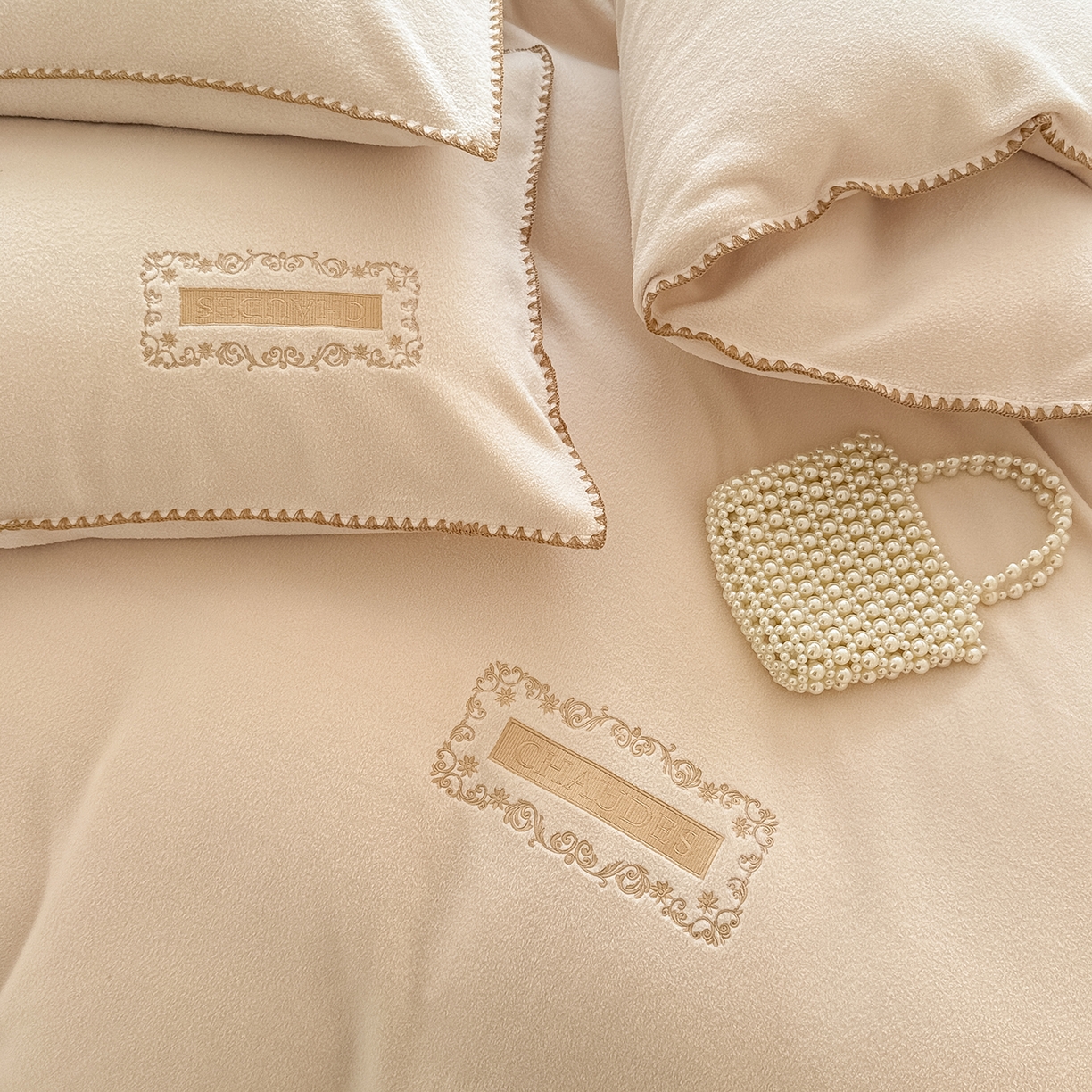 91家纺网 家纺一手货源 找家纺 懒猫家纺 2025新款A类贝壳绣纯色海獭绒四件套 杏仁白